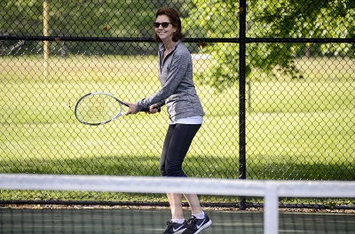 woman playing tennis  